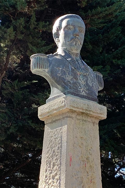 Estatua del Coronel Luis Fontana en la Plaza de Trevelin